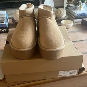 Platform mini Uggs